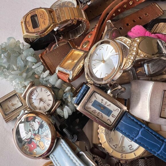 2 POUNDS‎ Broken / Damaged WATCHES Lot / Repair Parts / Junk / Pre-Owned Watches - Picture 1 of 7